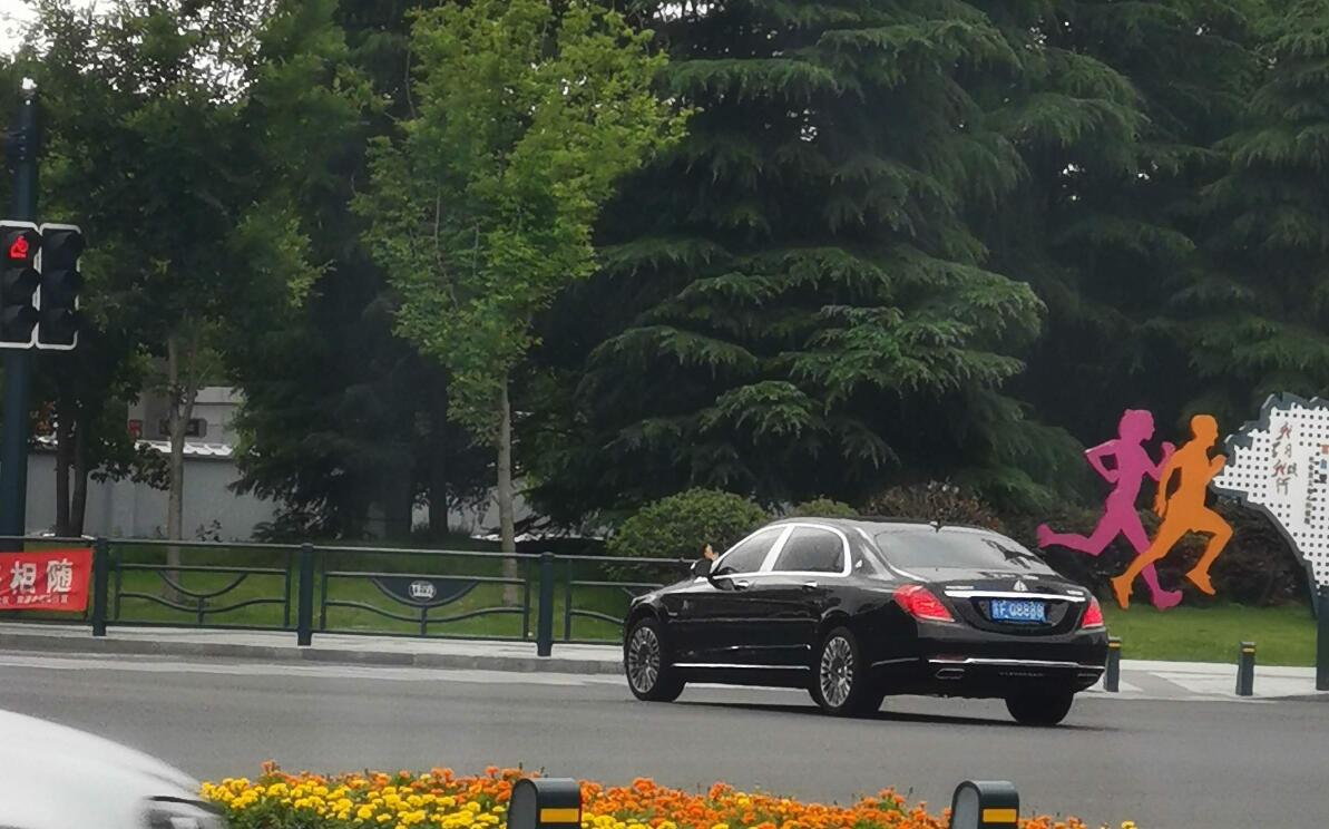 南通中南城实拍迈巴赫S600，车牌