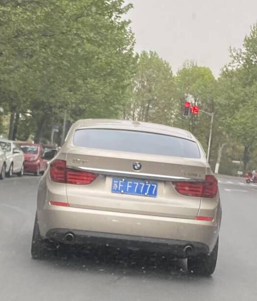 南通濠河景区实拍宝马5GT，车牌