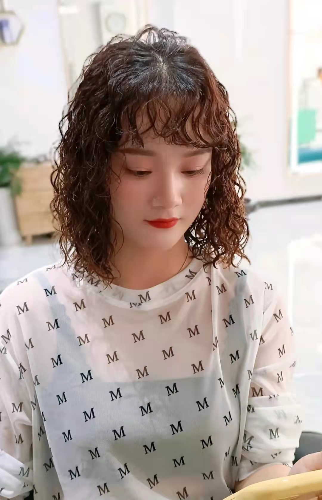 羊毛卷是一种非常蓬松的发型,对于发量少的女生来说效果是非常显著的.