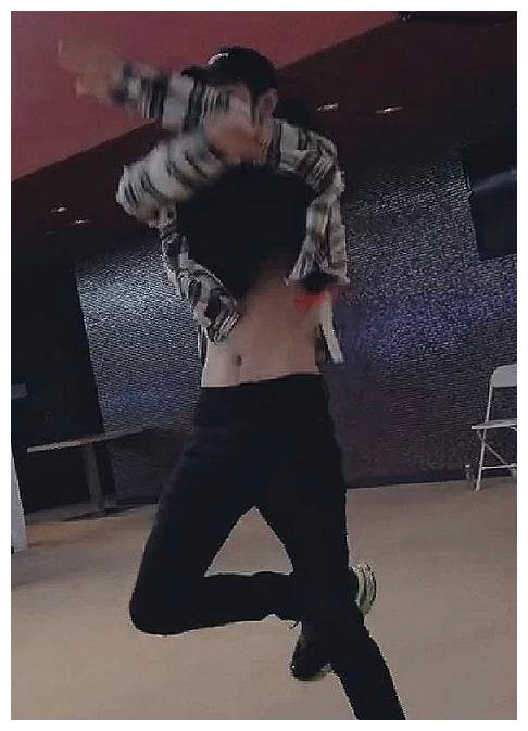有种小腰精叫肖战当他的衣服被掀起来时手里的馒头不香了