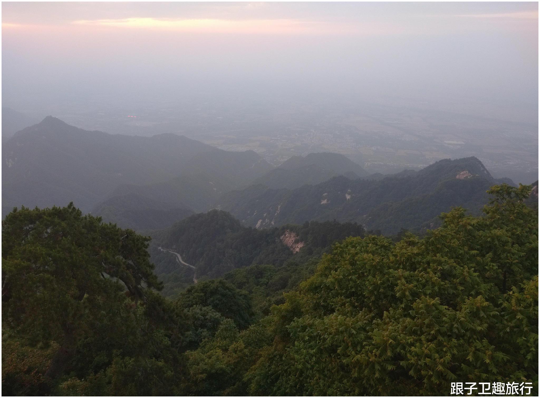 山峰陡峭,背靠深渊,登高俯瞰,让人心神悚然,不由得妄想消灭,正念昭彰