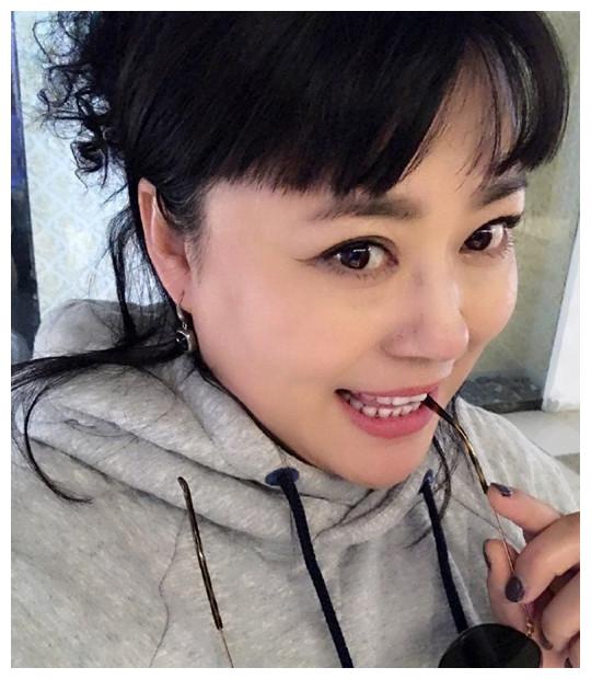 李菁菁瘦出年轻范,一改往日身材臃肿的形象,直言减肥也不是很难