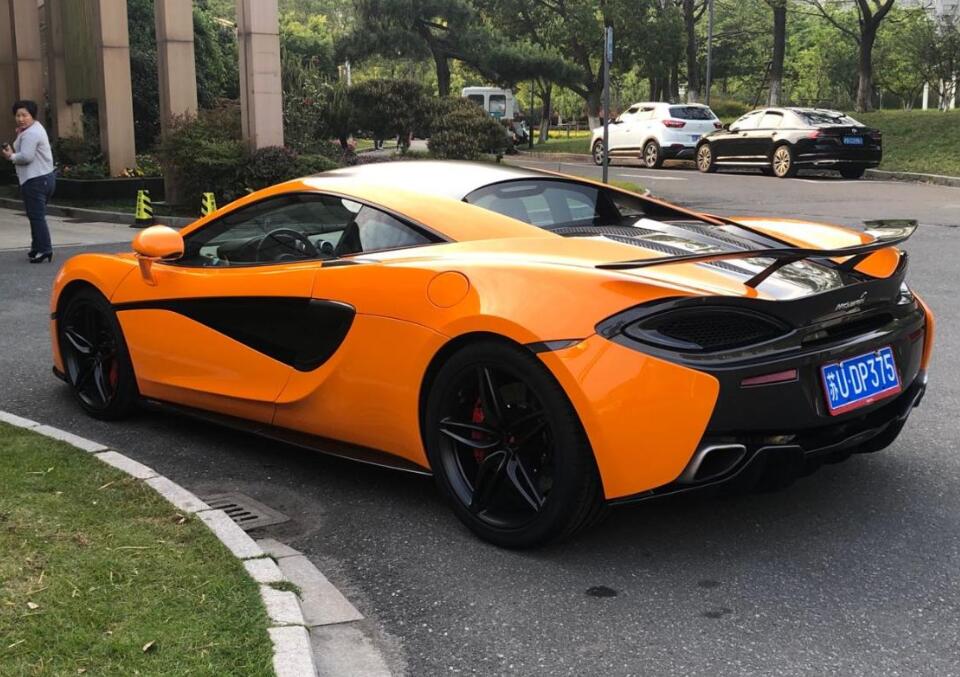 苏州吴中区实拍迈凯伦跑车，大尾翼赚足了回头率！