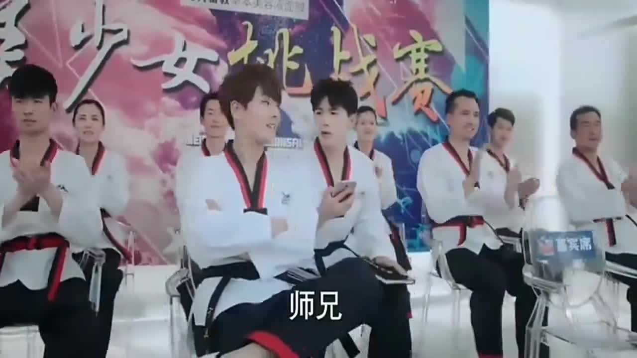 廷皓一看是初原给婷宜发的信息,连忙让申波把信息删了