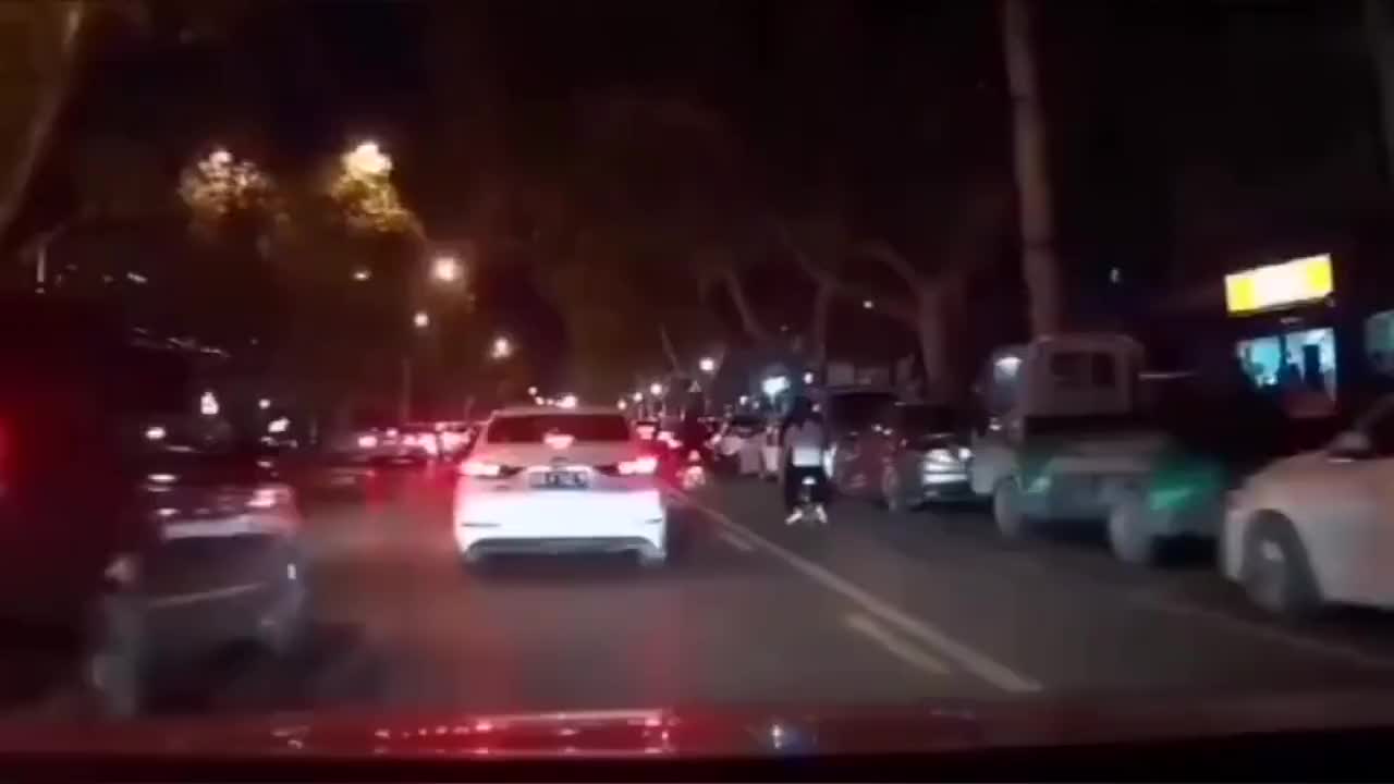 实拍女司机平时不太开车误把油门当刹车造成7车受损