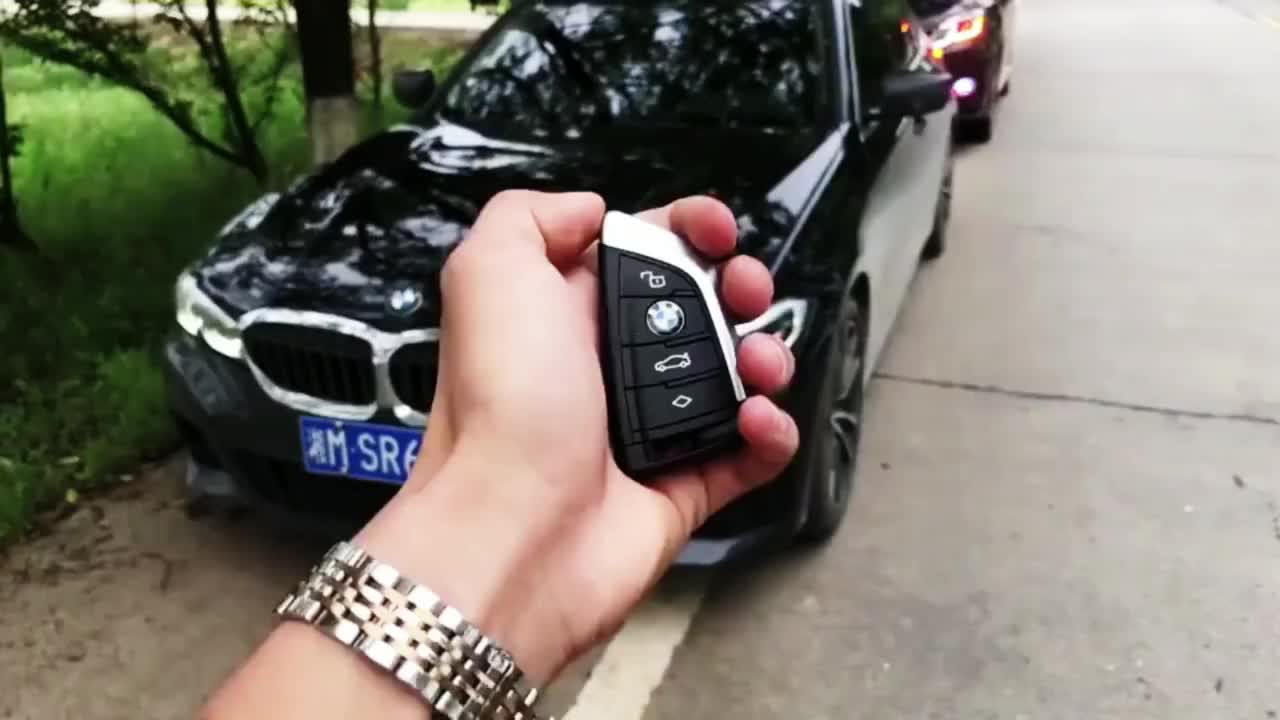 豪车的副驾驶,都会有一个漂亮的妹子,可我不一样我有