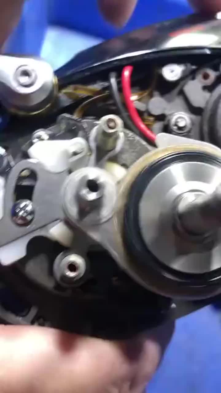 劳斯莱斯保养给齿轮加注离子油这成本可不低啊