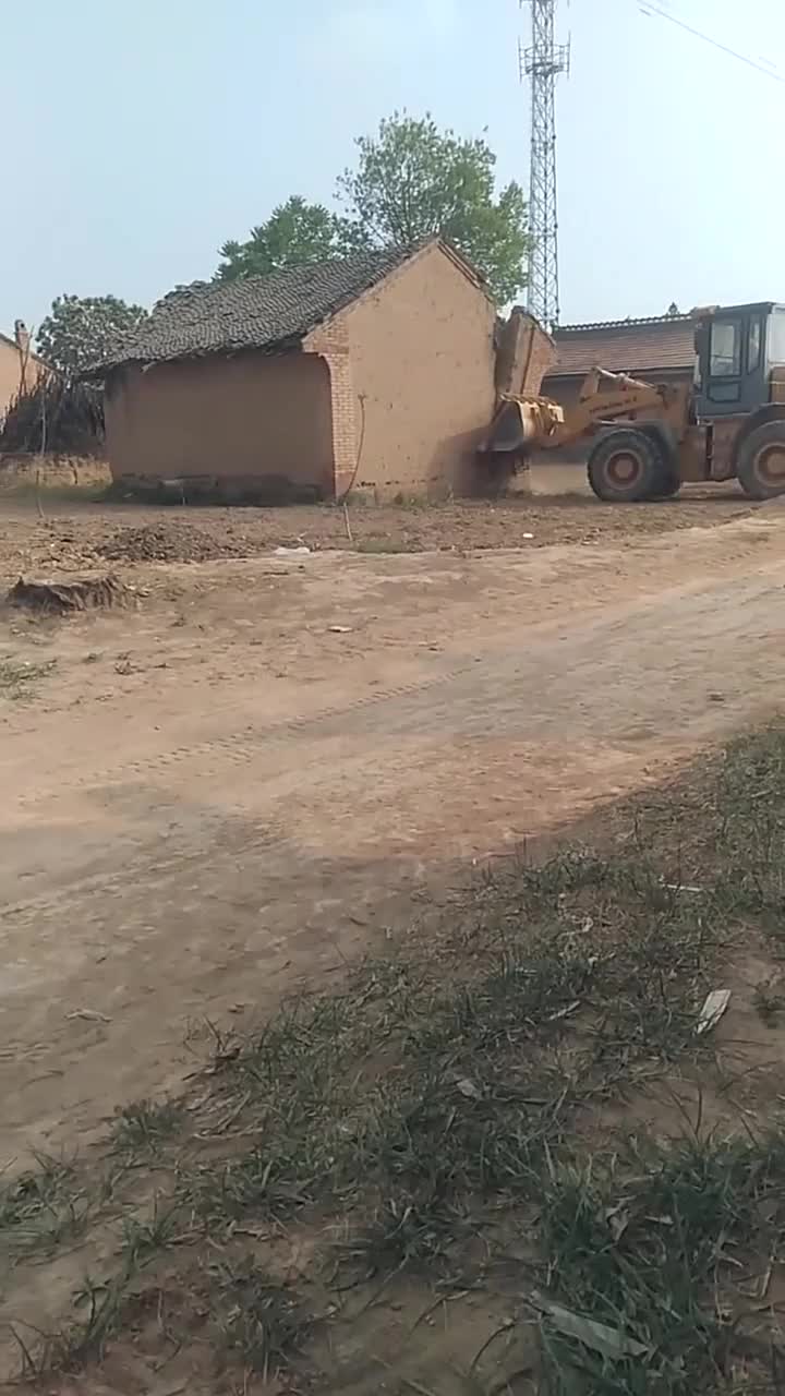 村里拆迁了，铲车正在拆家里的老房子，心里多多少少有些不舍！