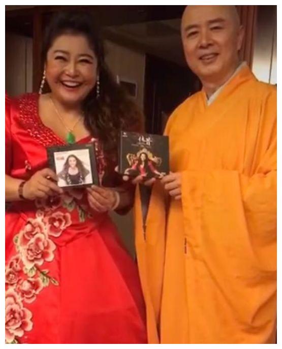 62岁徐少华罕露面,体态臃肿发福走形,大两岁老婆竟是圈内的她