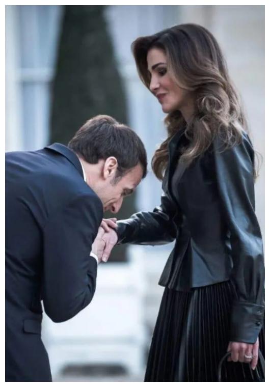 大25岁老婆管不了!马克龙与美女总统雨中拥抱,保镖撑伞很有讲究休闲区蓝鸢梦想 - Www.slyday.coM 大25岁老婆管不了!马克龙与美女总统雨中拥抱,保镖撑伞很有讲究休闲区蓝鸢梦想 - Www.slyday.coM