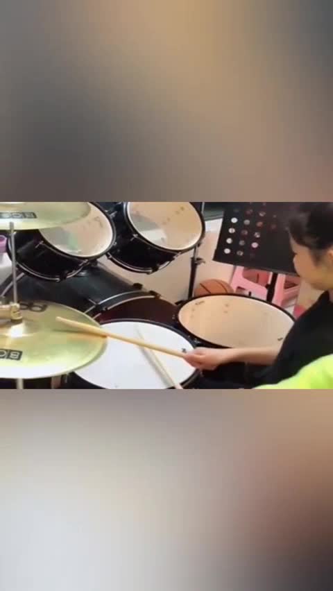 龙凤胎弟弟教姐姐架子鼓姐姐笑的一瞬太仙了网友刘亦菲