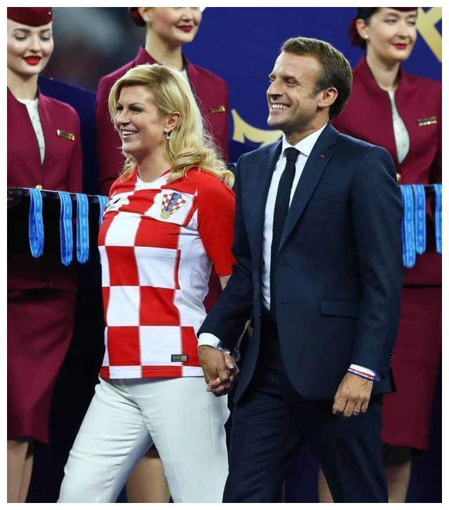 大25岁老婆管不了!马克龙与美女总统雨中拥抱,保镖撑伞很有讲究休闲区蓝鸢梦想 - Www.slyday.coM 大25岁老婆管不了!马克龙与美女总统雨中拥抱,保镖撑伞很有讲究休闲区蓝鸢梦想 - Www.slyday.coM