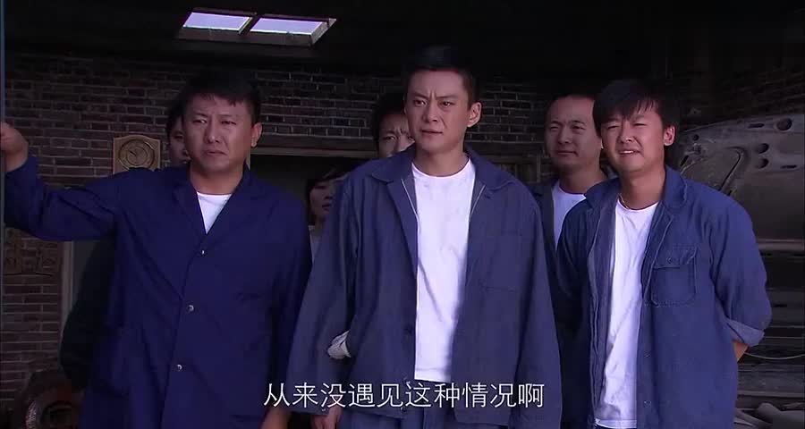 十年老师傅修不好的奔驰被对面小伙不花钱就修好了，老师傅服气了