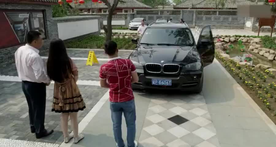 身家上亿的女总裁参加同学聚会，怕宝马张扬，让下属把车停角落