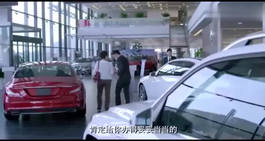 老头去车店买车，店员看不起不接待，不料老头一出手就买五台
