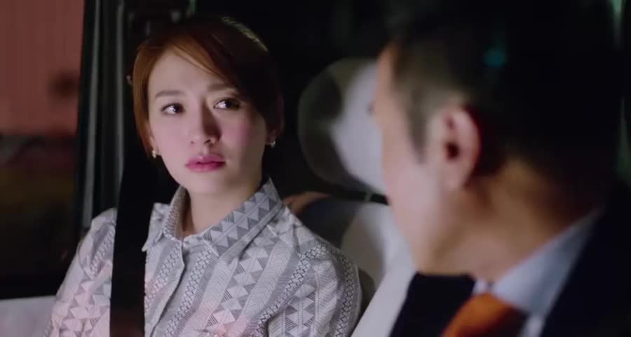 美女蹭坐总裁的大奔在车上，还跟老大样教训，总裁下秒就下车了