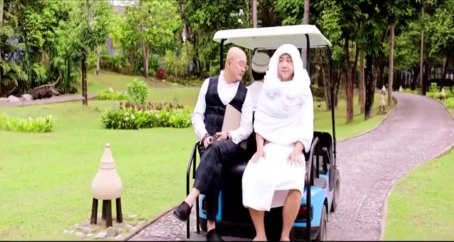 司机开车的速度被看不起，司机立马带上了墨镜，一顿操作简直神了