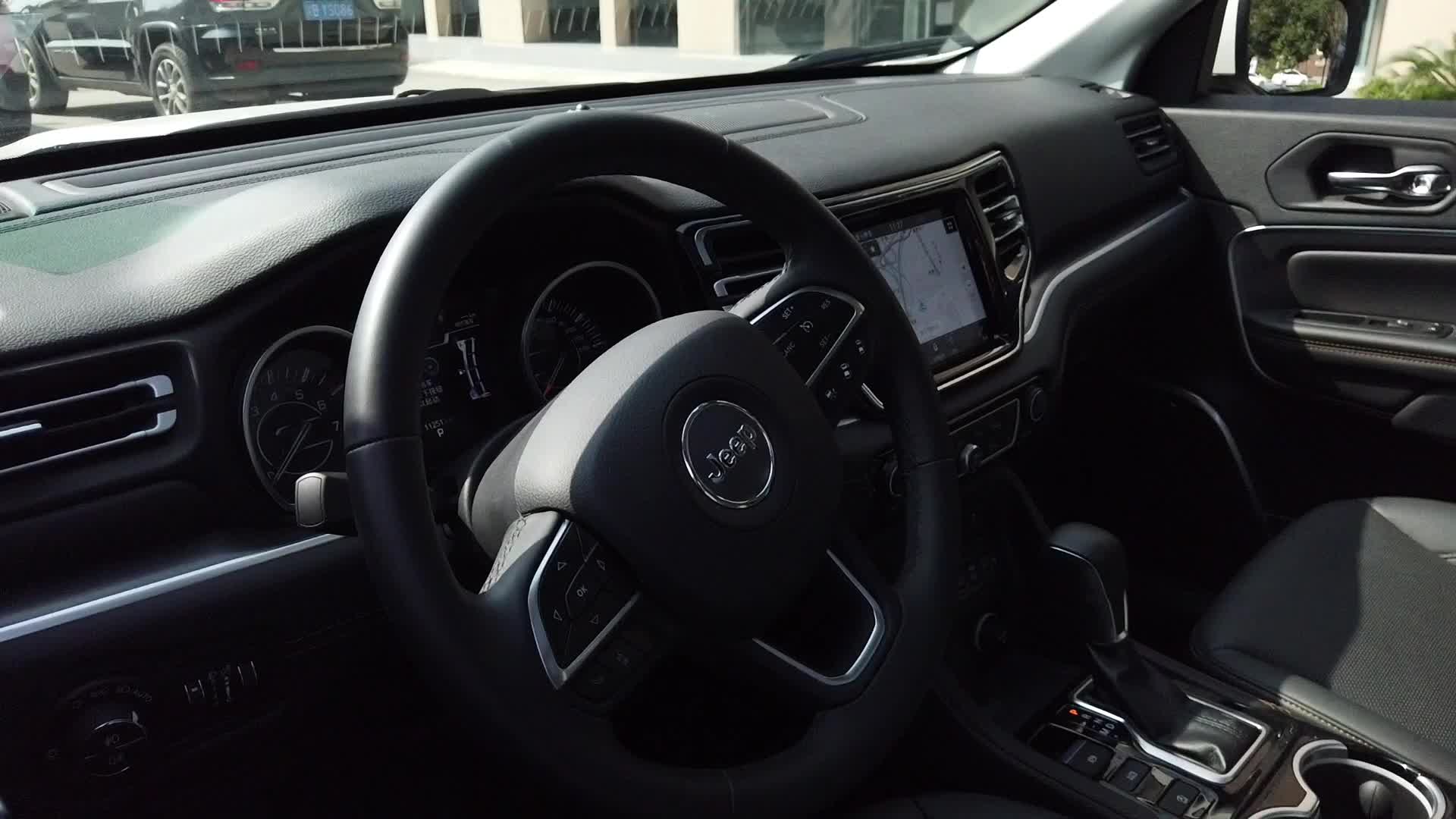 探店实拍JEEP大指挥官 前排