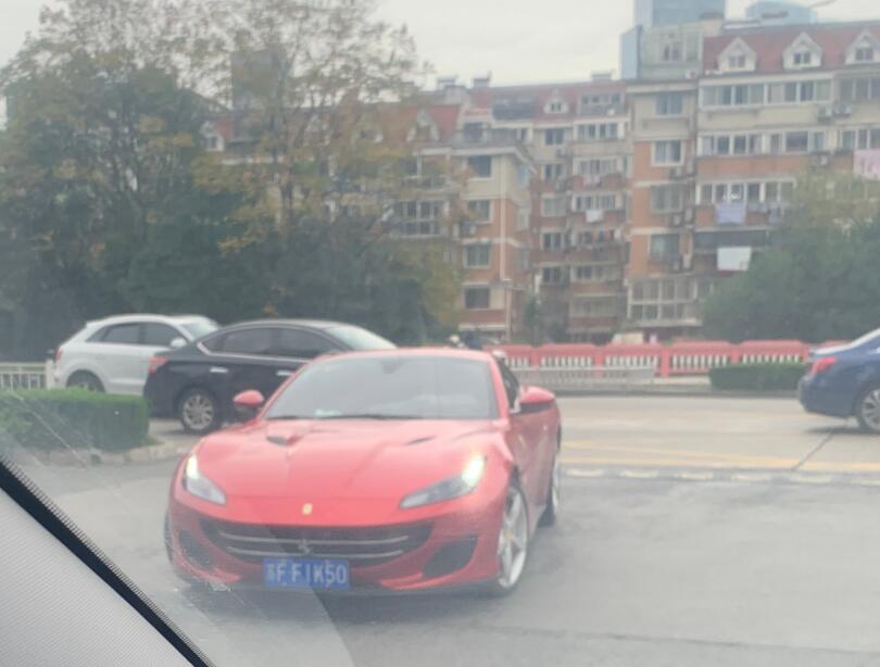 南通虹桥路街头实拍法拉利Portfolio跑车，红色车身回头率百分百