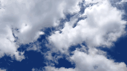 云更白 高低云错落有致 在风的吹动下游走 更加美轮美奂