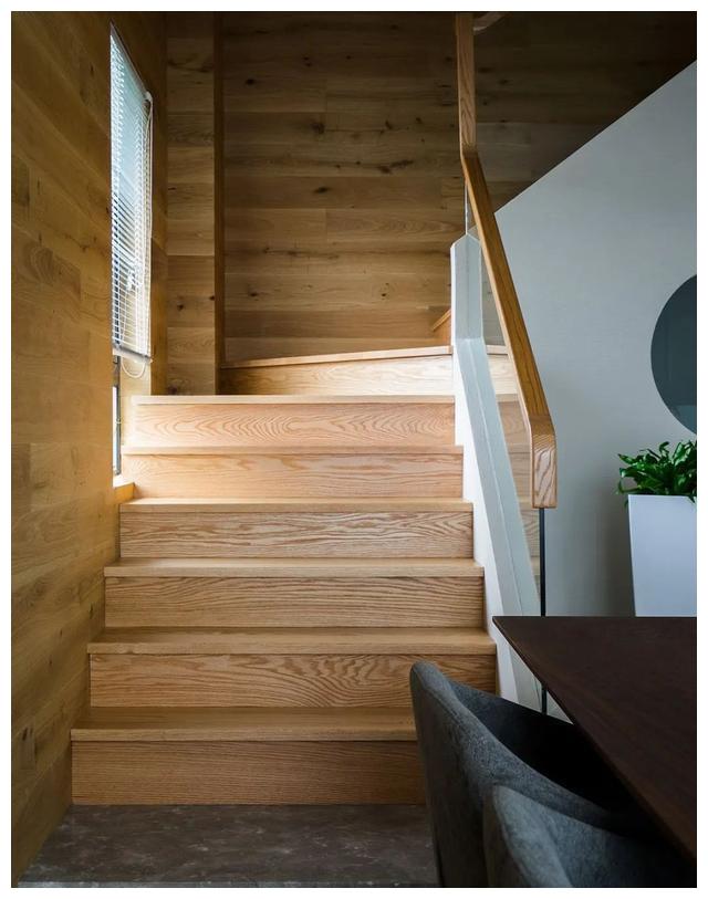 楼梯,木质踏板结合木饰面背景更加温馨,玻璃扶手的设计保证空间