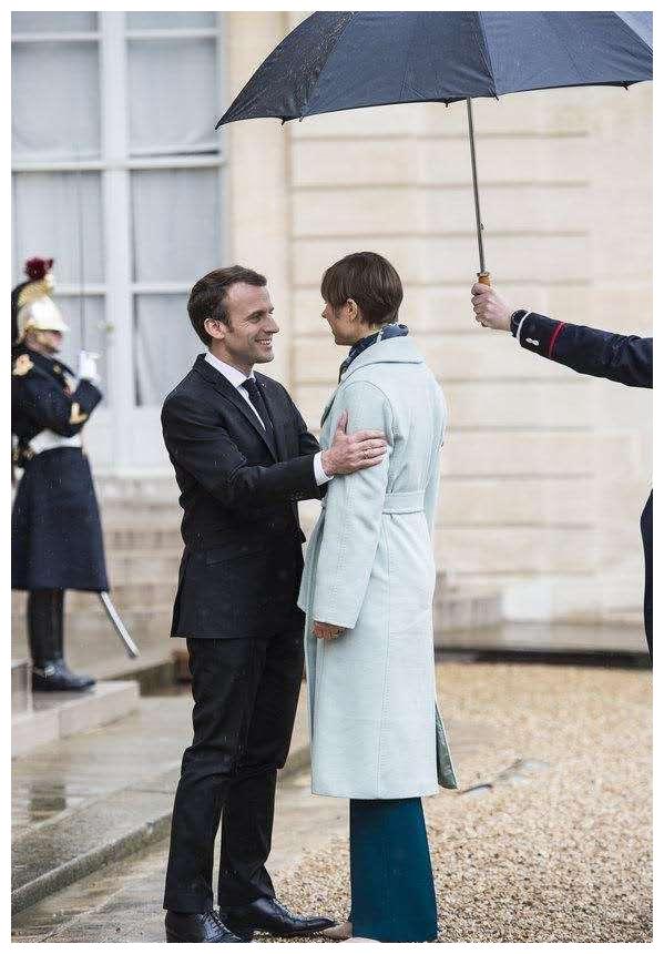 大25岁老婆管不了!马克龙与美女总统雨中拥抱,保镖撑伞很有讲究休闲区蓝鸢梦想 - Www.slyday.coM 大25岁老婆管不了!马克龙与美女总统雨中拥抱,保镖撑伞很有讲究休闲区蓝鸢梦想 - Www.slyday.coM