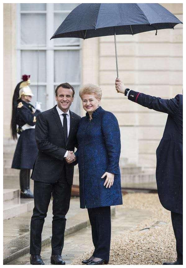大25岁老婆管不了!马克龙与美女总统雨中拥抱,保镖撑伞很有讲究休闲区蓝鸢梦想 - Www.slyday.coM 大25岁老婆管不了!马克龙与美女总统雨中拥抱,保镖撑伞很有讲究休闲区蓝鸢梦想 - Www.slyday.coM