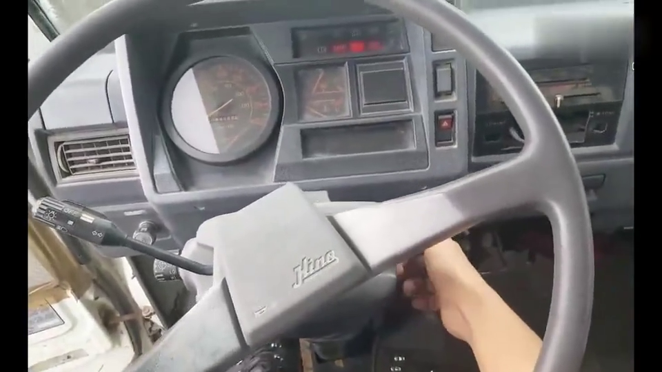 实拍启动1988年生产的日野卡车,听听发动机声音怎么样
