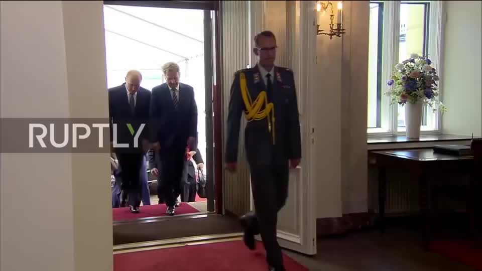 芬兰总统迎接普京，大帝当众整理西服，看起来太可爱了！