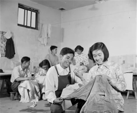 老照片:80年代初的中国"的确良,准确说是"的确不凉"