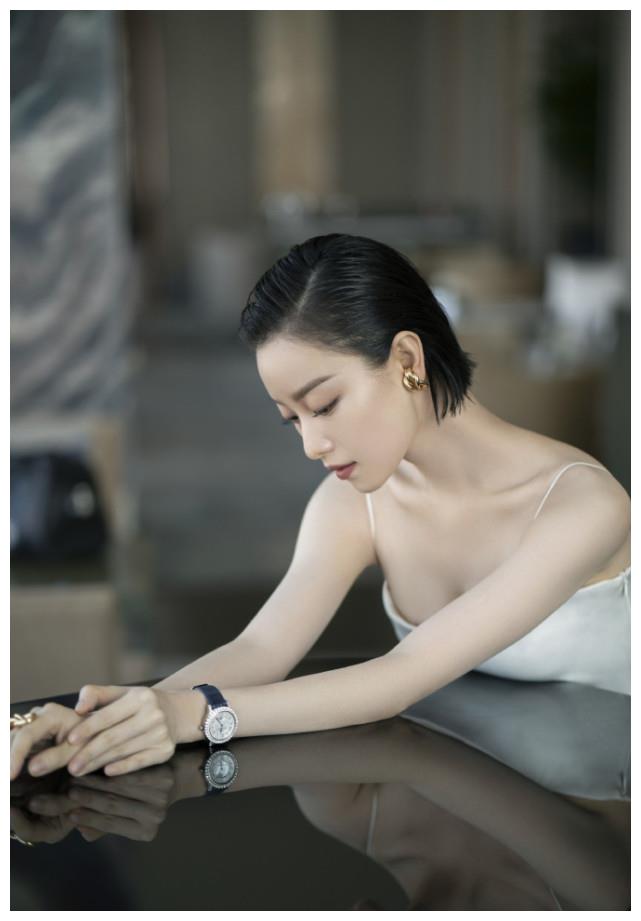 侧脸入镜的倪妮低头浅笑,从骨子里散发出来的性感气息铺满屏幕,真是美