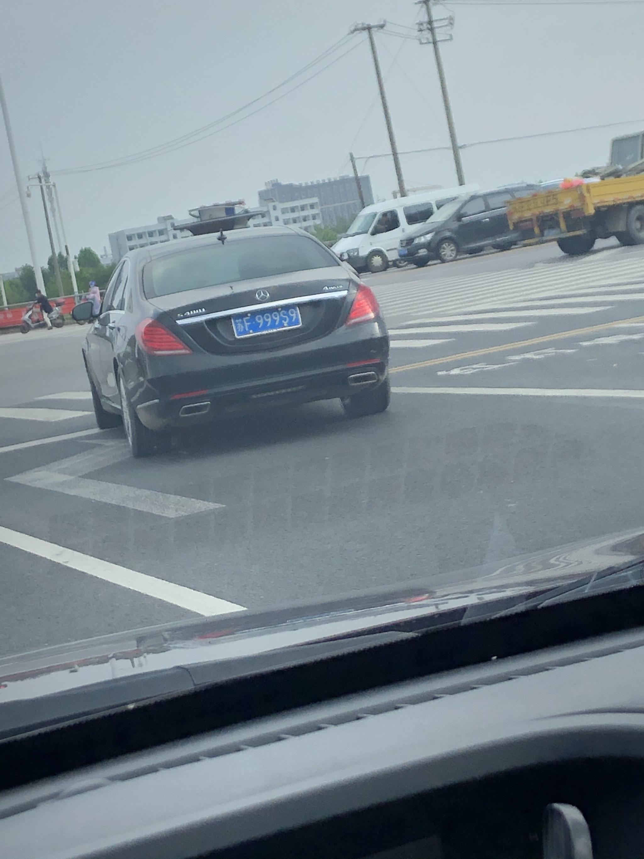 南通如东县街头实拍奔驰S320L，车牌