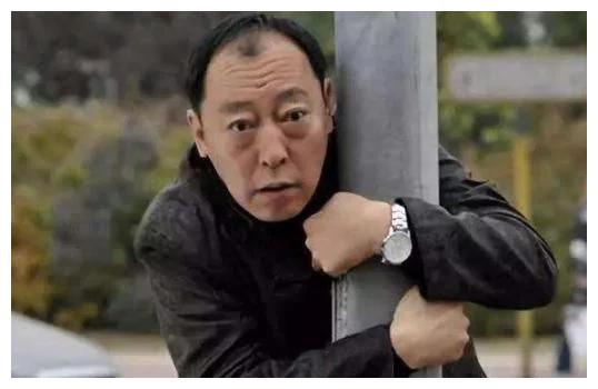 45岁吴彦祖撞脸倪大红,这是准备放飞自我,网友:男神滤镜破碎了__财经