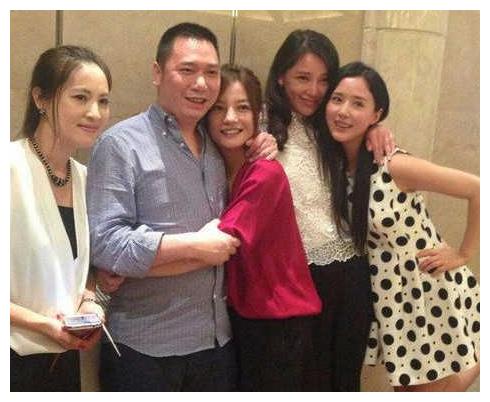 黄有龙删除秀恩爱动态赵薇和好友合影显伤感11年感情告急