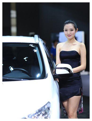 丸子头，鹅蛋脸，蛋白肌肤配黑色抹胸裙，果断爱了