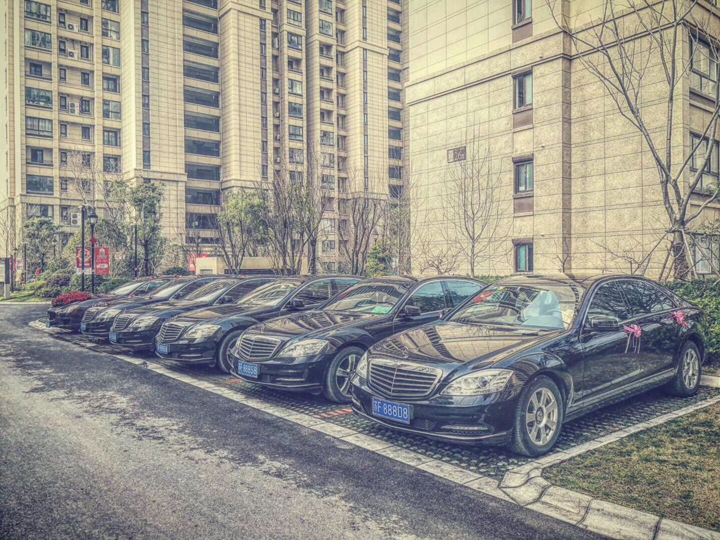 南通崇川某小区实拍奔驰婚车队，车牌都是