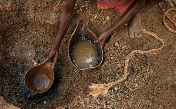 非洲缺水民众的凄苦生活为了得到干净的水要走十几公里的路
