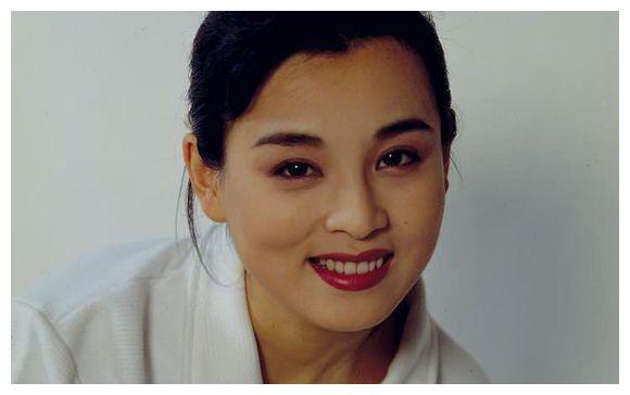 "古装第一美女"赵明明,惨遭丈夫背叛,32岁息影,50岁似大妈