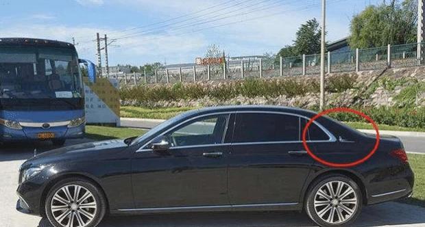 为啥很多奔驰车上都有"死鸟"标志?老司机:看见躲远点