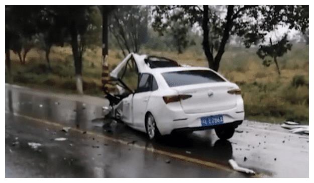 湖北一小车超车失败撞上客车 司机当场身亡 Pc江湖网