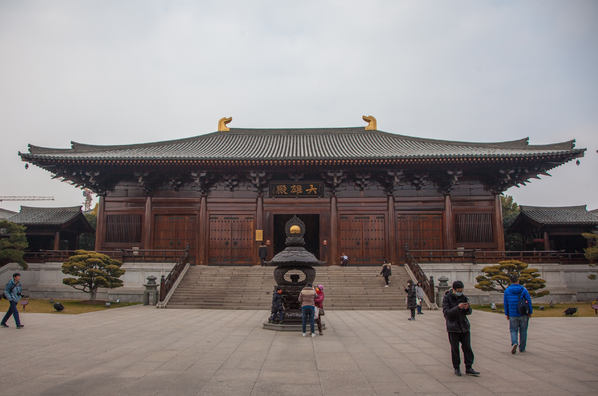 上海宝山寺晚唐宫殿式风格以非洲红花梨木手工制出榫卯构造
