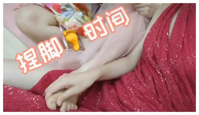 蓝盈莹给钟丽缇白冰等姐姐捏脚全程陪笑网友嘲没必要这么卑微