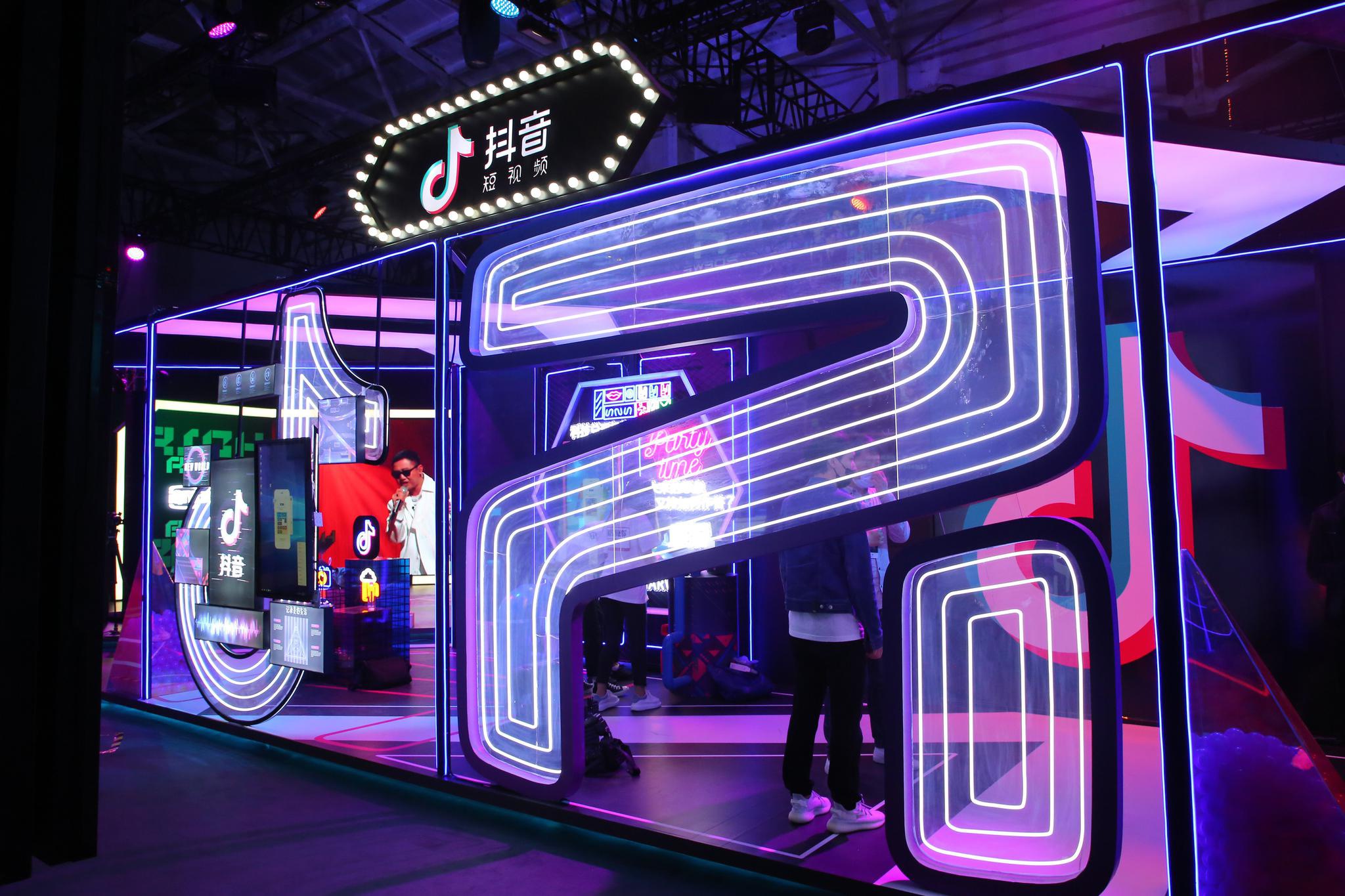 荣威品牌之夜发布全新R标和新狮标，打造智慧出行中国方案！