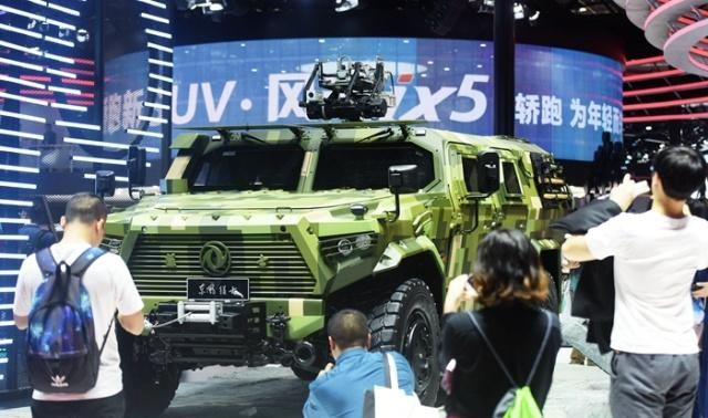 上海车展看豪车人挤人排队数小时 自己不用走路人们会推你前进