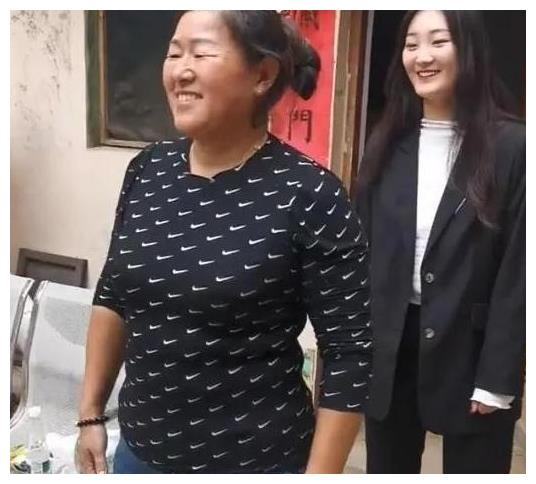 开启直播没多久就涨粉几十万,速度惊人,对于大衣哥儿媳的这一做法,有