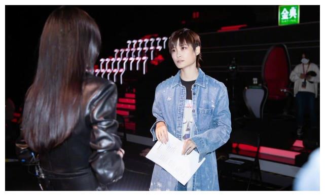 《好声音》现场评审发文,透露潘虹第一是靠李宇春,冠军会是2选1