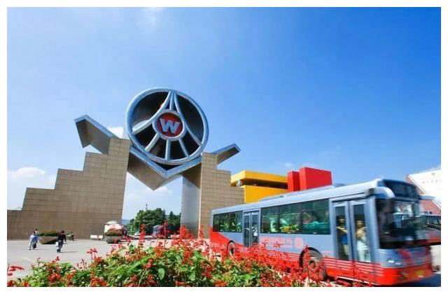 五粮液首款汽车,起步不到6万,车标让人发笑:设计师喝了多少?