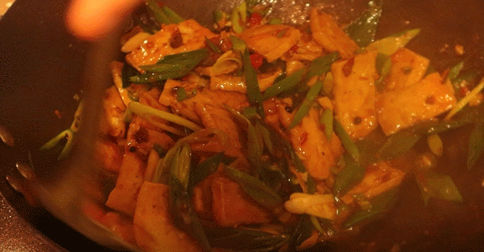 重庆二面黄教程详解：在手里切豆腐，辣椒直接砸碎，还得加水淀粉