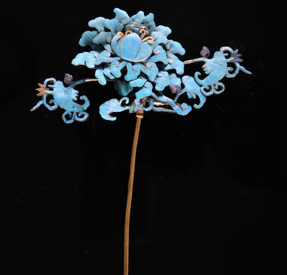 清点翠荷花纹头花,故宫博物院藏品清斗彩莲池鸳鸯卧盘,故宫博物院