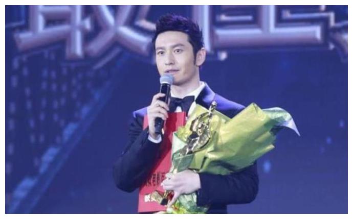 穿高跟鞋上台领奖 7a35-kakmcxe5940066.jpg